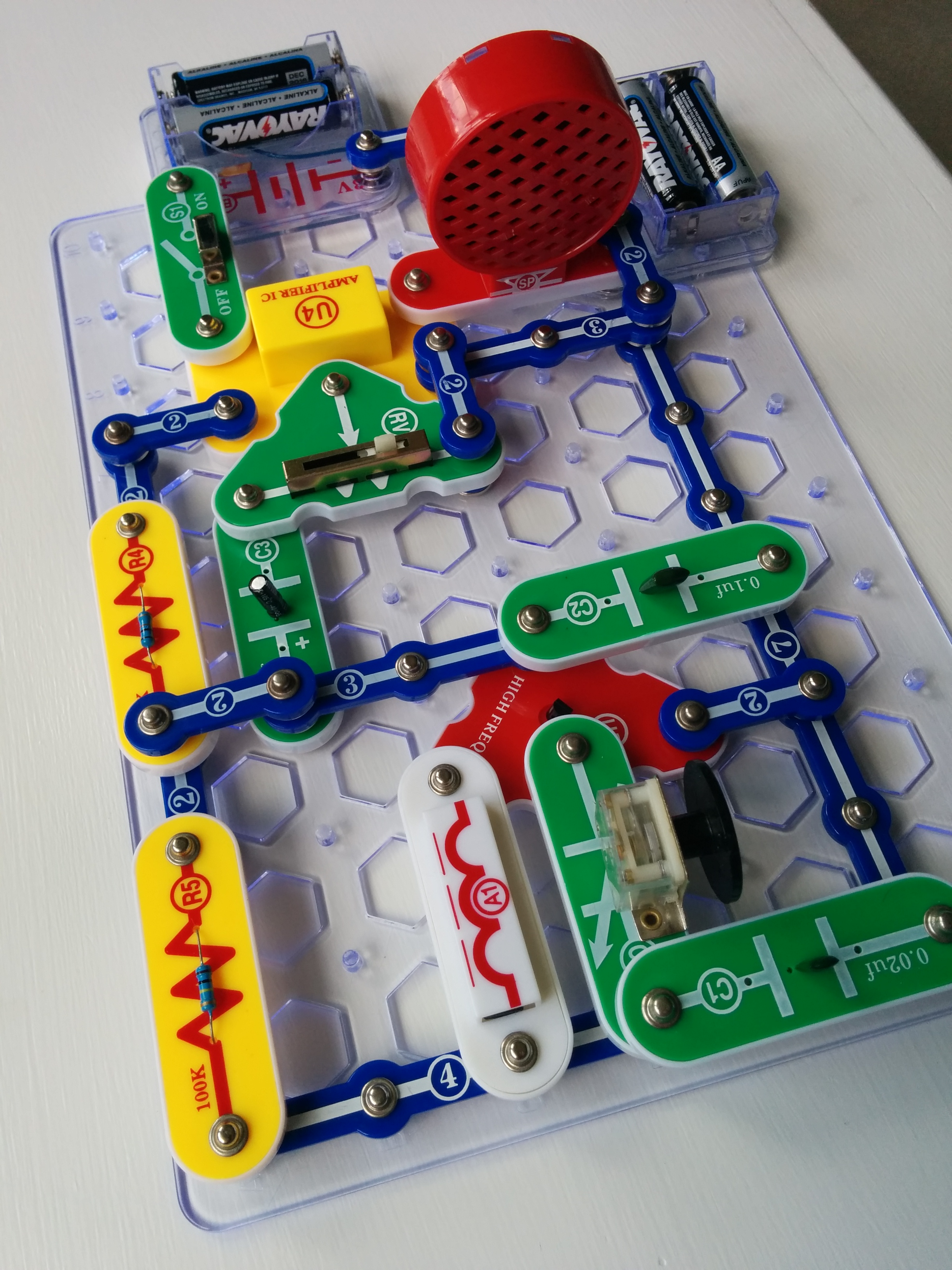 Kit Snap Circuits assemblé en circuit radio AM