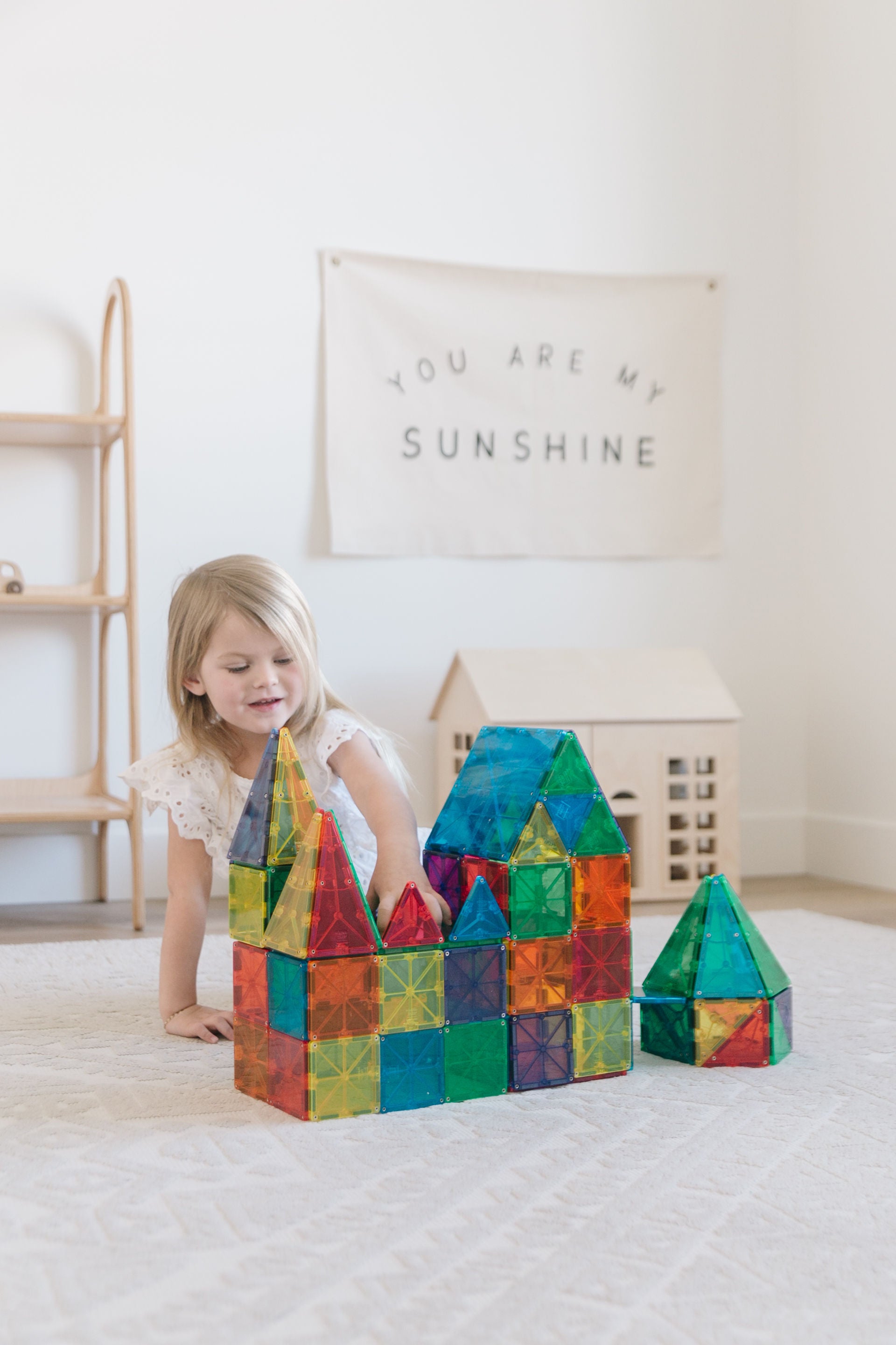 Gạch từ tính trong suốt Magna-Tiles Classic 100 chiếc được xây dựng thành một cấu trúc đầy màu sắc