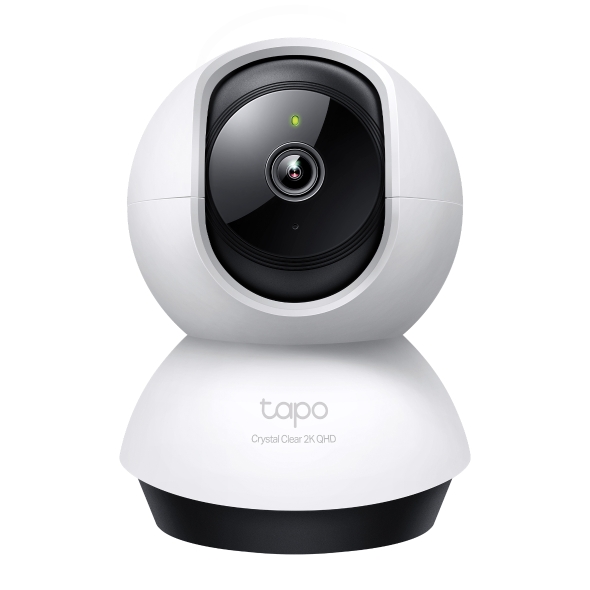 흰색 마운트의 TP-Link Tapo C220 팬틸트 펫 카메라