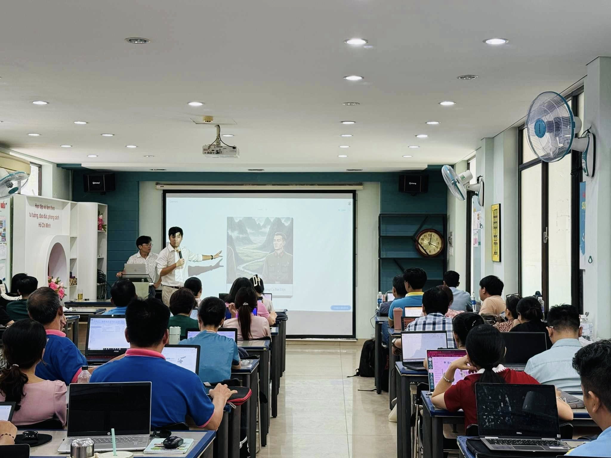 Trường THCS Nguyễn Du tổ chức chuyên đề ứng dụng LMS, AI và học liệu 3D trong dạy học trực tuyến ngày 21/8/2025