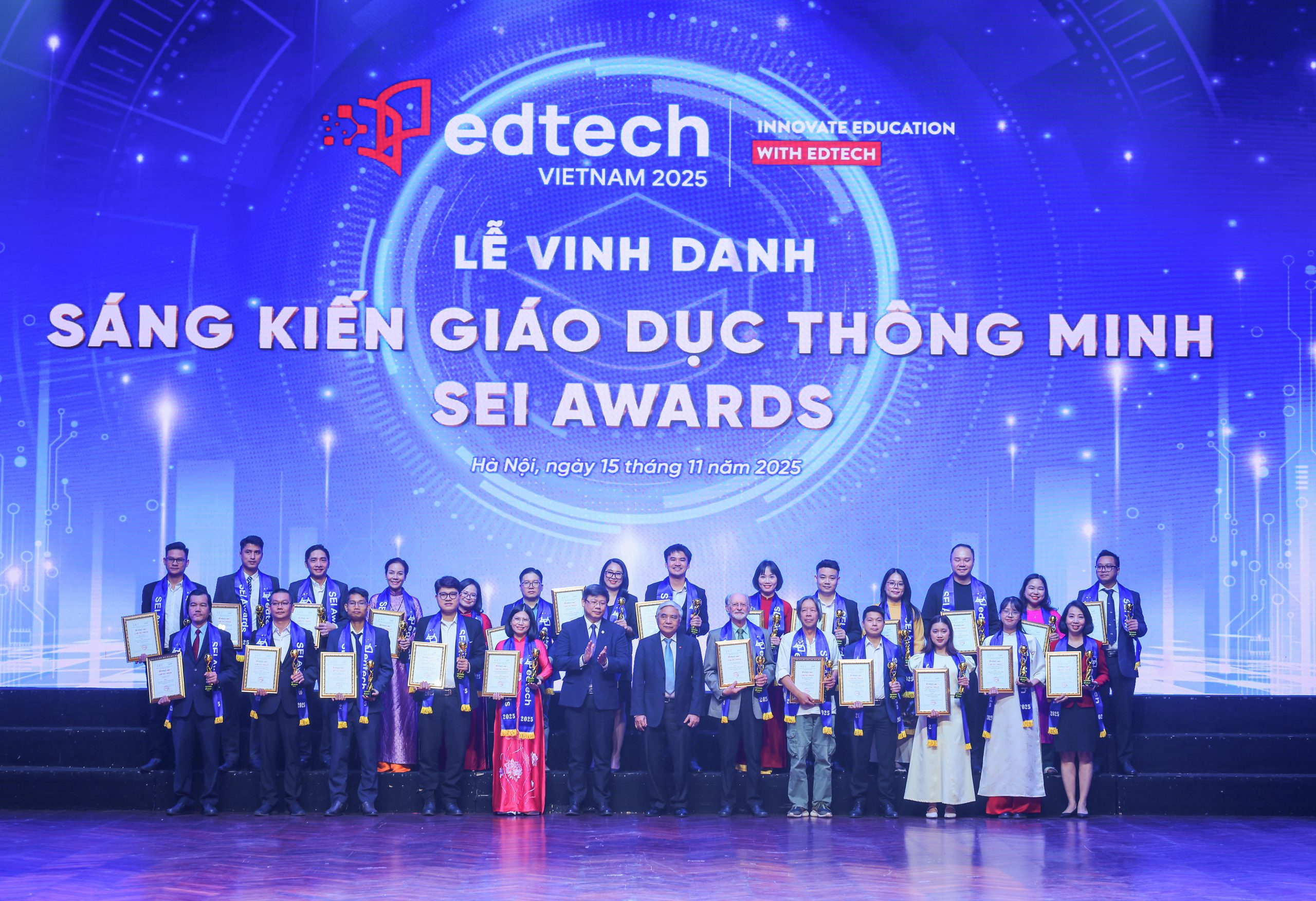 Ông Nguyễn Quân, Nguyên Bộ trưởng Bộ Khoa học và Công nghệ, Chủ tịch Hội Tự động hoá Việt Nam và ông Hoàng Hữu Hạnh – Phó Cục trưởng Cục Chuyển đổi số Quốc Gia,  Bộ Khoa học và Công nghệ chụp hình lưu niệm cùng các đơn vị được Vinh danh